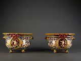 paire de vases ornés de représentations d'un homme et d'une femme
