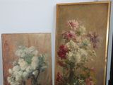 deux tableaux représentant des fleurs dans un vase et un vase de fleurs posé sur une table