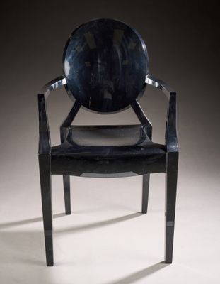 une image représentant une chaise en plastique noir avec une assise en cuir noir