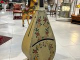 un très grand instrument de musique au milieu d'une pièce