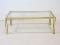 TABLE BASSE en résine dorée de forme rectangulaire à plateau… (photo 3)