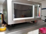 un micro-ondes posé sur un comptoir dans une cuisine