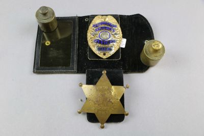 a police badge on a black case with a gold star on it