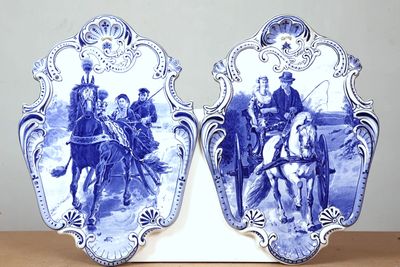 DELFT, dans le goût de. Paire de plaques à bords chantournés…