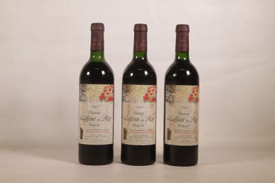 trois bouteilles de vin posées sur une table l'une à côté de l'autre