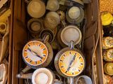 une boîte remplie d'assiettes et de tasses, ainsi qu'une horloge
