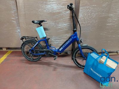 un vélo bleu avec un sac bleu à l'arrière