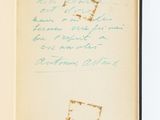un livre ouvert avec une note manuscrite à l'intérieur