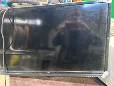 1 Moniteur LISTO (écran cassé) avec 1 TC, 1 aspirateur PARKS…