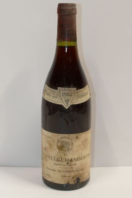 une bouteille de vin posée sur une table