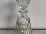 un vase en verre transparent posé sur un plan de travail en marbre