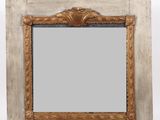 image d'un miroir avec un cadre en bois sur fond blanc