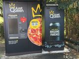 un distributeur automatique sur lequel figure une pizza