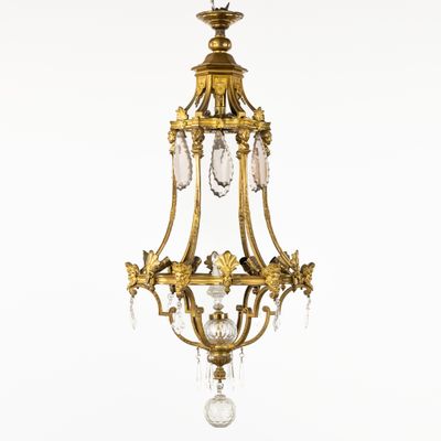 un lustre en or et en cristal suspendu au plafond