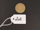 un petit bout de papier sur lequel est accrochée une étiquette
