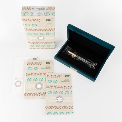 une boîte ouverte contenant un stylo, posée sur une table