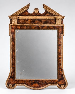 un miroir ancien avec un cadre en bois et un motif décoratif