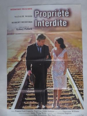 affiche de cinéma représentant un homme et une femme debout sur une voie ferrée