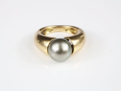 Bague jonc or jaune, ornée d'une perle de culture noire dite…