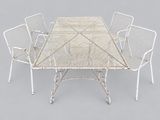 une image représentant une table entourée de quatre chaises, posée sur un fond gris