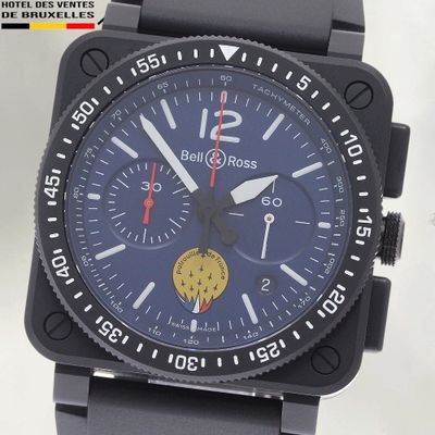 Gros plan sur une montre à cadran bleu