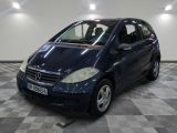 la photo d'une petite voiture bleue garée dans un garage