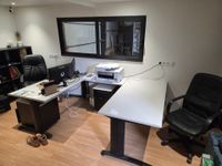 Deux bureaux formant retour en mélaminé