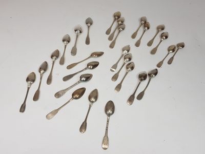 many spoons and spoon spoons arranged in a circle