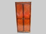 une image représentant une grande armoire en bois à deux portes