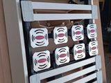 une boîte en carton contenant plusieurs haut-parleurs