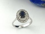 un gros plan d'une bague ornée d'un diamant noir entouré de diamants blancs