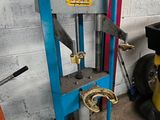 a picture of a machine that is sitting in a garage