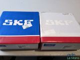 deux boîtes de roulements SKF posées l'une à côté de l'autre sur une table
