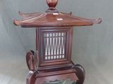 une petite table en bois sur laquelle est posée une lampe