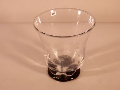 Vase à col évasé en cristal moulé sur base polylobée et socl…