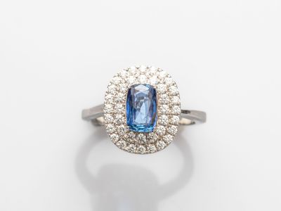 une bague ovale sertie d'un saphir bleu et de diamants