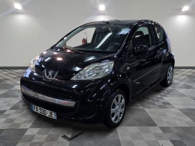 la photo d'une petite voiture noire sur un sol en damier