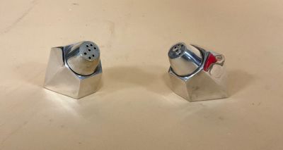 deux salières et poivrières posées sur une table