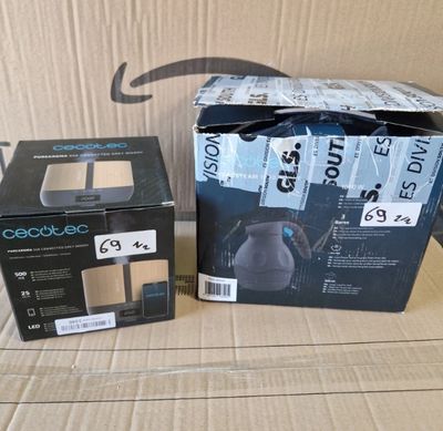 L'emballage d'un nouveau produit est présenté à côté d'une boîte en carton