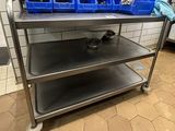 un chariot métallique sur lequel sont posés des bacs bleus, dans une cuisine