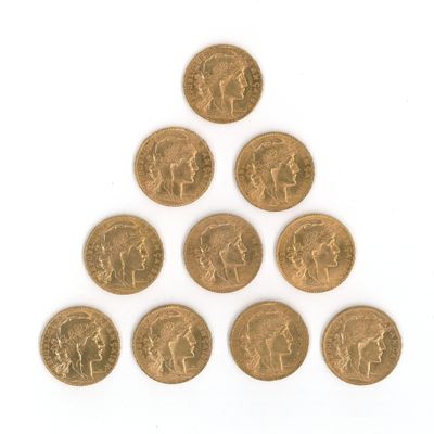 six souverains d'or britanniques disposés en pyramide sur une surface blanche