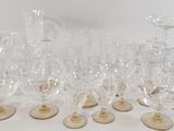 un grand nombre de verres à vin vides posés sur une table
