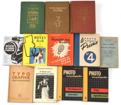 un grand nombre de livres posés sur une table