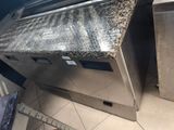 une photo d'une cuisine avec une cuisinière et un plan de travail