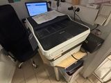 un ordinateur portable posé sur un bureau dans une pièce
