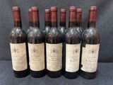 six bouteilles de vin sont alignées sur une table