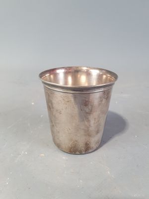 une coupe en argent posée sur une table