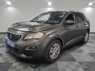 la voiture grise est garée dans le garage sur un sol en damier