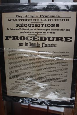 une affiche apposée sur la porte d'un immeuble indiquant qu'il s'agit d'une procédure