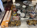 de nombreux plats et bols exposés dans une vitrine